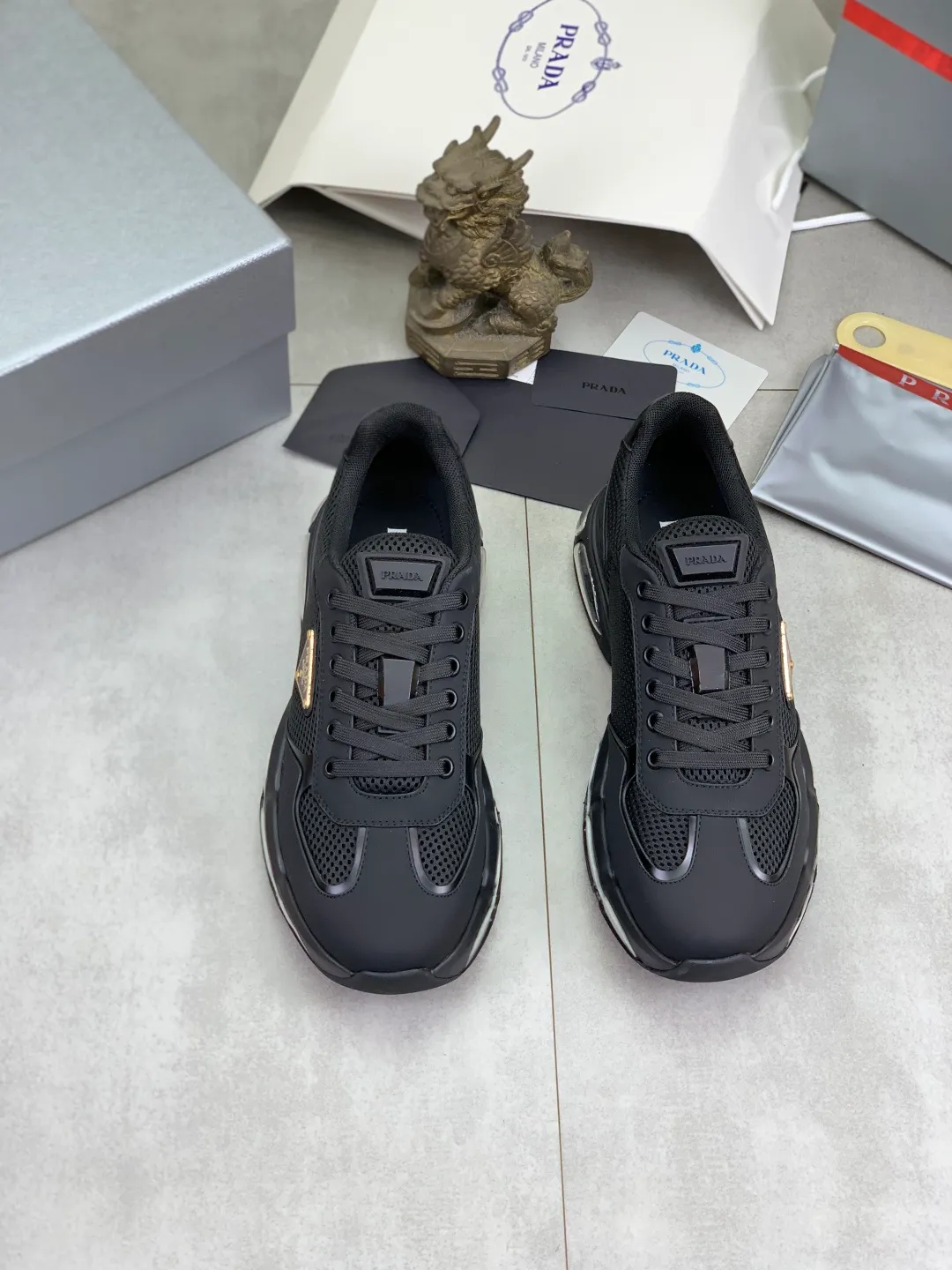 Men's men's shoes 💰P660 💰[New model] The top version is now available on the official website, 🆘 Air-cushion shock-absorbing thick-soled trendy brand (Prada) is the main popular model, avant-garde and versatile fashionable men's shoes, private version mold opening, cowhide surface splicing 1:1.. Simple fashion, original imported cowhide feet; the atmosphere and personality are more fashionable, eye-catching and pursuing class. It will subvert the old idea and be a must-have for fashion trendsetters with you! Must keep it for yourself ! Tall and comfortable, large and low, high-end quality workmanship. Code number: 38-45; 4 colors available.